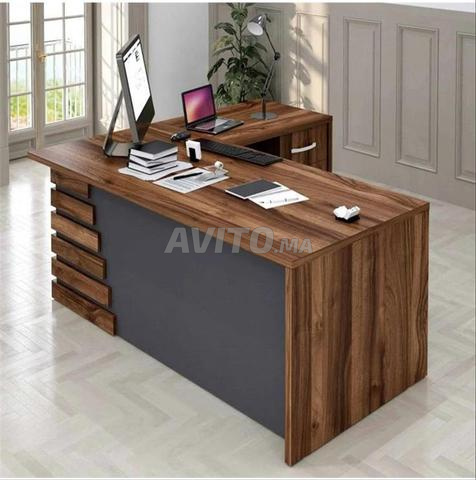  DES BUREAUX ET TABLE DE RÉUNION ET ARMOIRE   À 