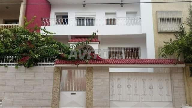 فيلا 200 م² بواجهتين وحديقتين قرب طريق المهدي