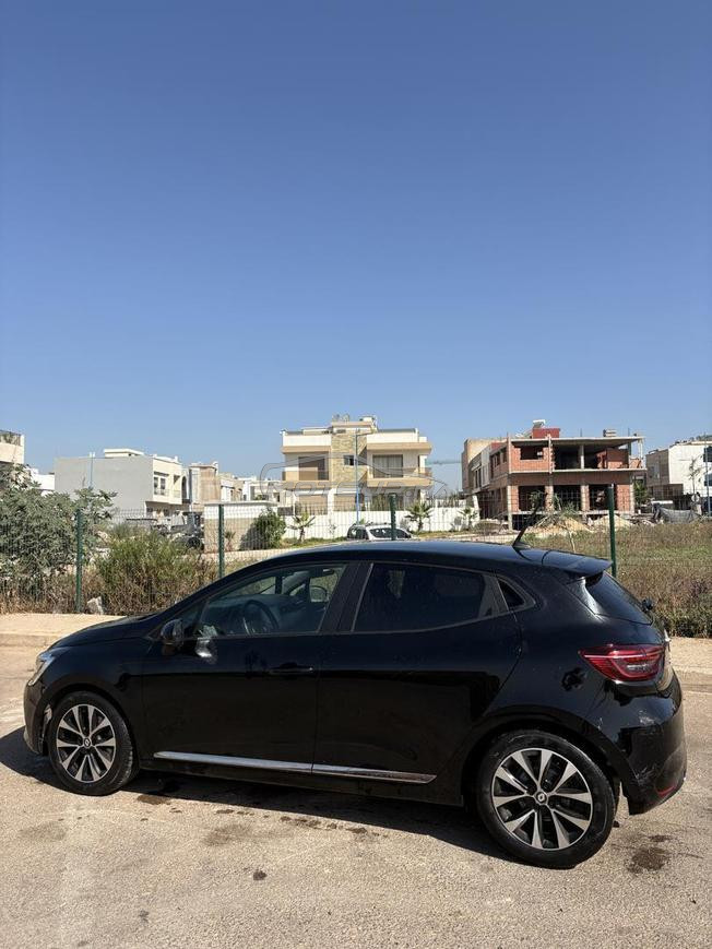 Clio 5 noire neuve 
