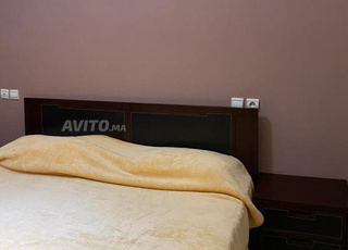 lit avec tete de lit et  tables de chevet