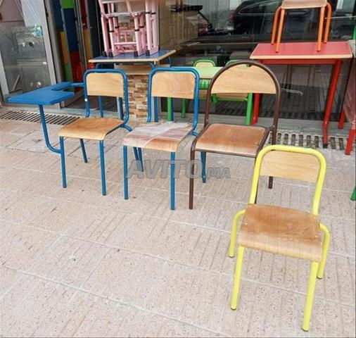 كرسي مدرسي مع لوح كتابة