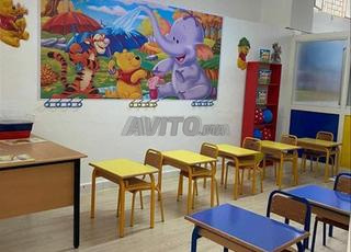 طاولة مدرسية خشبية مع لوح