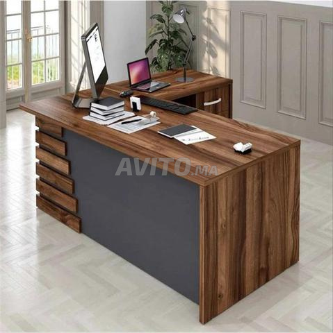  des bureaux et table de réunion et armoire  