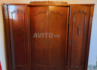 Placard en bois massif avec décorations