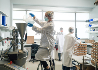 نبحث عن فتاة للعمل في مختبر صناعة مواد التجميل