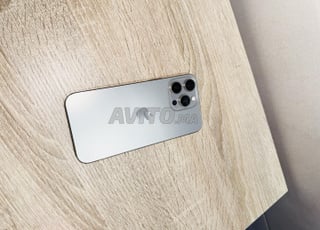 IPHONE 15 pro max avec charjeur d’origine apple