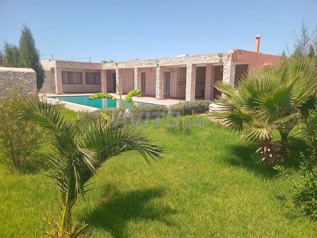 villa a vendre avec une ferme et piscine