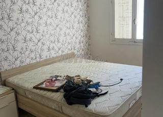 Un lit  2 table de nuit  cadre de lit