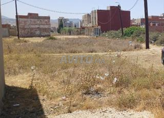 Terrain deux façade prêt de la route principale 