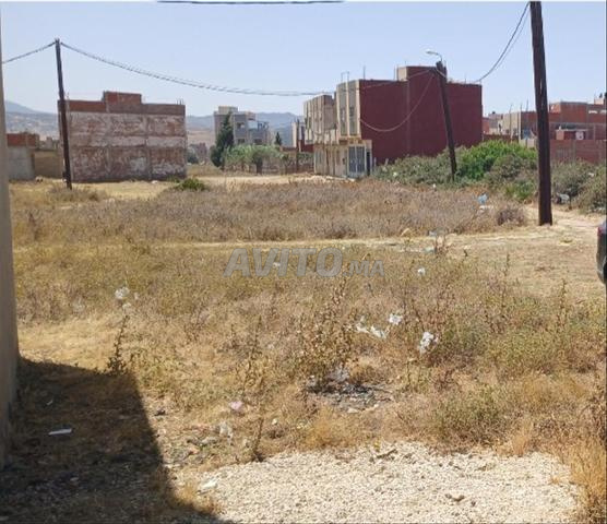 Terrain deux façade prêt de la route principale 