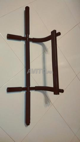 Barre de traction sur portant de porte