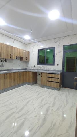 شقة في طابق الأول للبيع بالمنتزه قرب اتقدو 