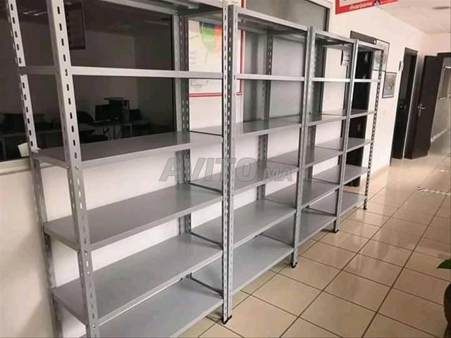 rayonnage léger avec 5 tablettes pour le stockage