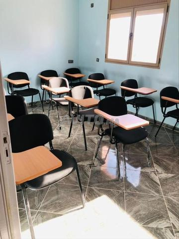 chaise avec tablette écritoire rabattable