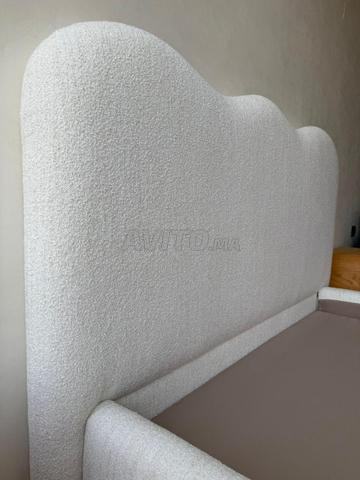 Lit moderne tapissier au style minimaliste chic
