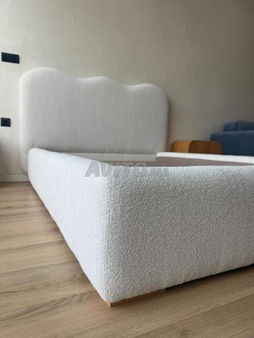 Lit moderne tapissier au style minimaliste chic