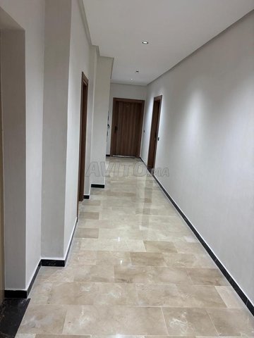 مكتب للإيجار – عين السبع، مبنى جديد