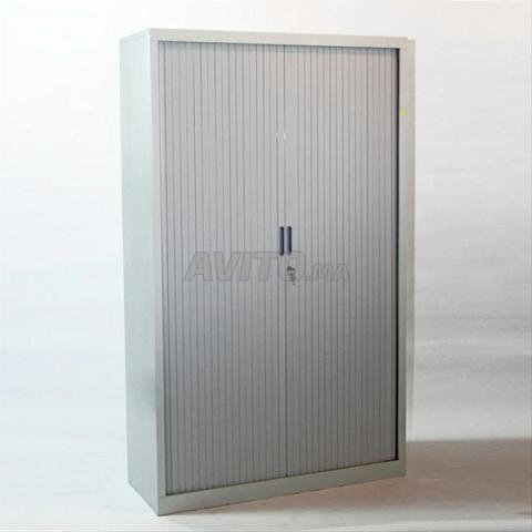 خزانة معدنية بستائر