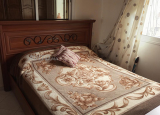 LIT SANS MATELAS ET COMMODE A VENDRE