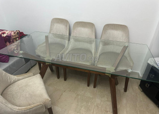 table à Manger inlcut 4 chaises et un banc d’entré