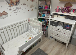 Lit bébé et sa table a langer IKEA modèle SUNDVIK