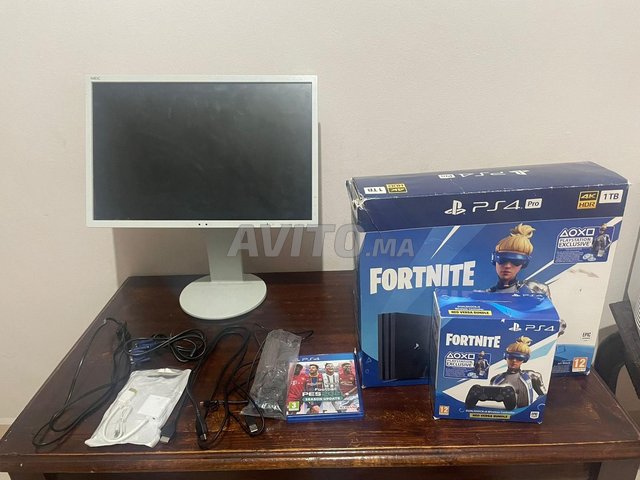 ps4 pro للبيع باقي جديد 