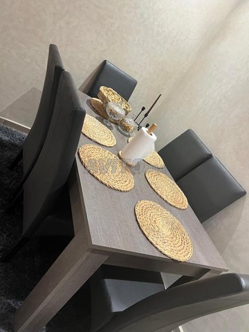 table avec 6 chaises et meuble TV