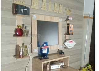 مرٱة مربعة رائعة مع رفوف