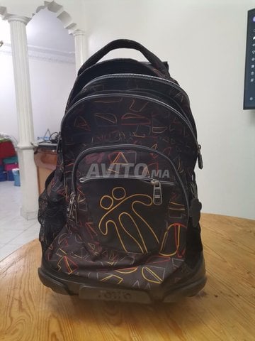 cartable de l'école avec roulette pour enfant