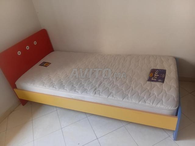 à  vendre un lit pour une place pour enfant