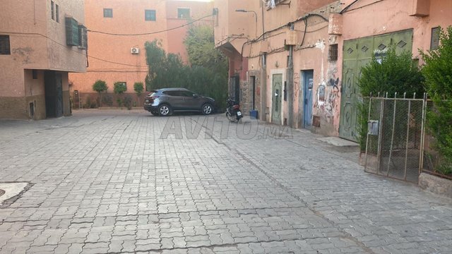 À LOUER – BÂTIMENT SUR 5 NIVEAUX – 150 m² – 