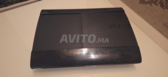 PS 3 super slim  avec une belle collection de jeus