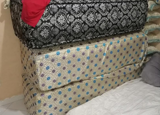 5 matelas de salon et une table 