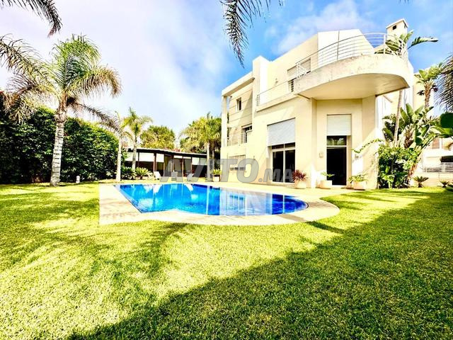 للإيجار فيلا في عين الدياب - مع مسبح - 995م2. - 2