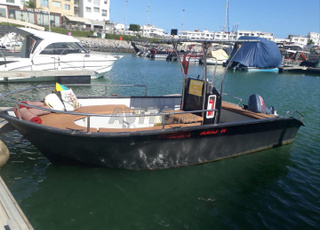 قارب للبيع فرصة لاتعوض لعشاق البحر