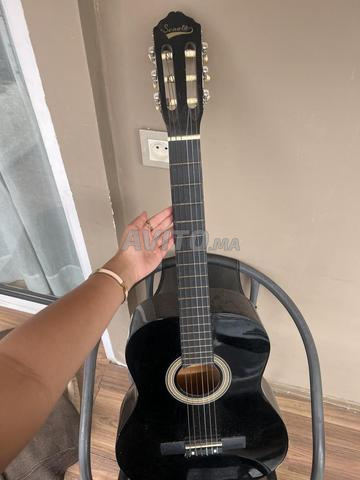 guitar noir à vendre neuf prix négociable 