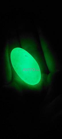 حجر كريم يضيء في الظلام