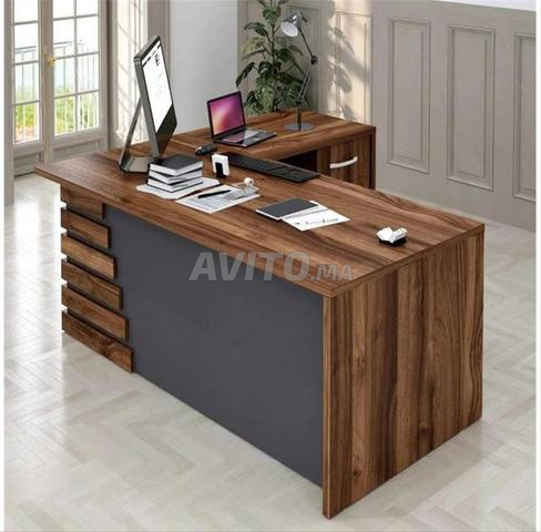  DES BUREAUX ET TABLE DE RÉUNION ET ARMOIRE  