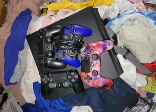 3 ps4 avec des manettes