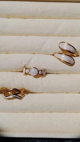 3 خواتم ذهبية أنيقة بلمسة لؤلؤية – تصميم عصري وفخم