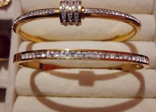 زوج أساور ذهبية مرصعة بالزركون – أناقة وفخامة ✨