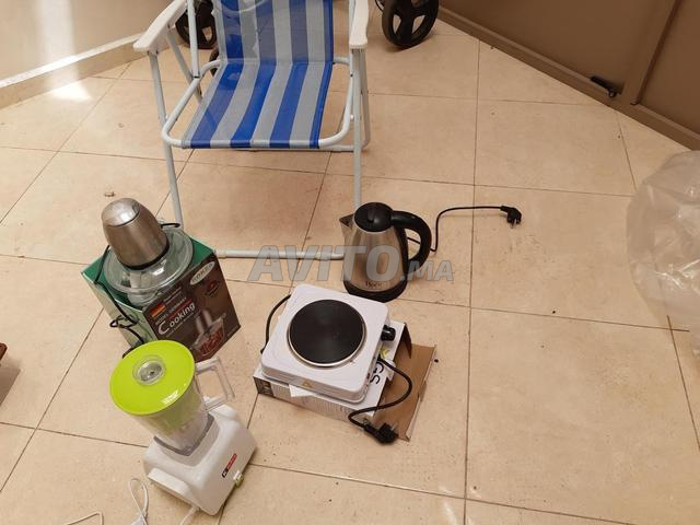 سلع متنوعة جديدة ومستعملة مع أثاث الرحيل 