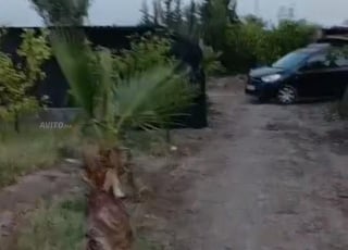 أرض للبيع فيها دار على طريق