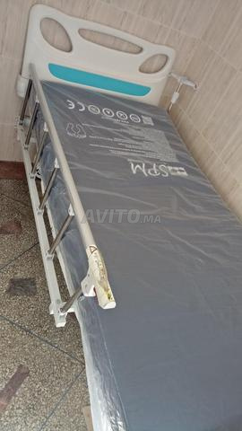 Lit medical electrique avec  matelas 