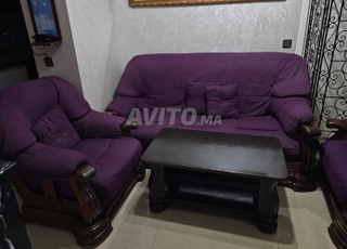 Fauteuil mauve et table en bois massif