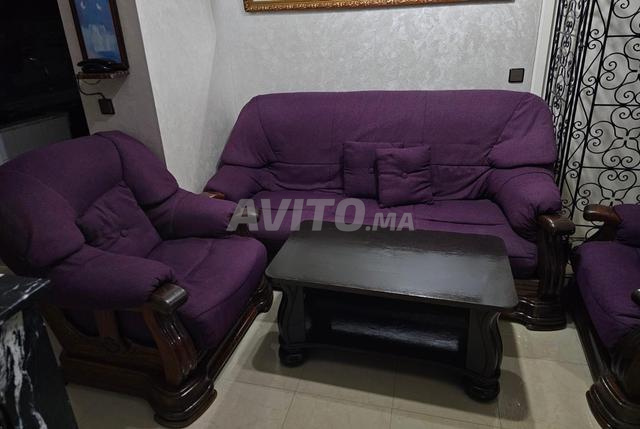 Fauteuil mauve et table en bois massif