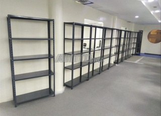 Rayonnage léger disponible en stock 