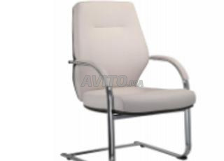 Des fauteuils en simili cuir 