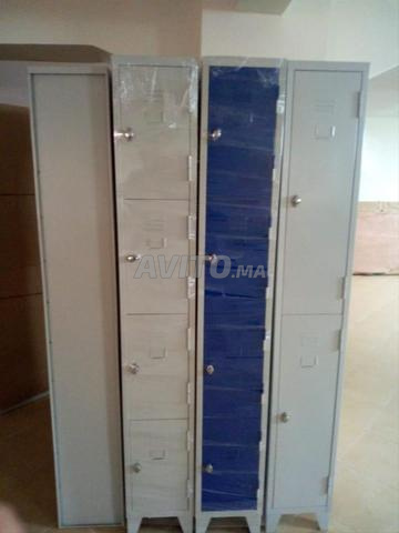 vestiaires avec des cases en métallique - 2