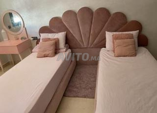 Deux lits avec tête de lit. 